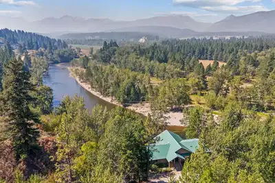 Image de Riverfront 4 bed/3bath home on Bitterroot River plus a Pickleball Court