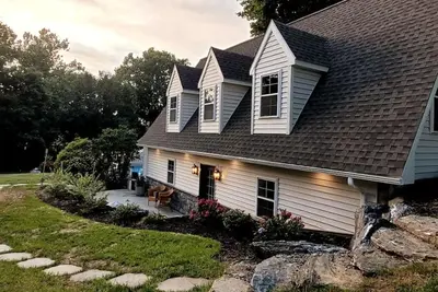 Image de New Waterfront Creekside Cottage w/ Private Pool, Firepit, Paddle Boat, Fishing