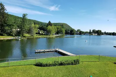 Image de Cozy Lakeside Retreat - New Hot Tub, Pedal Boat & Kayaks!