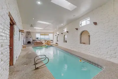 Image de 🏊♂️Indoor Heated Pool♨️Hot Tub♨️Sauna, Foosball🧳Sleeps 18🌄Mtn Views