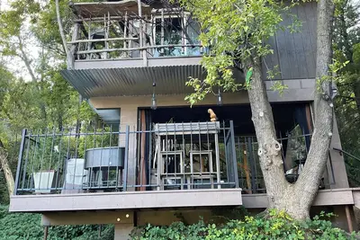 Image de Unique Treehouse Studio with sunset views on large stocked pond. Private pier.