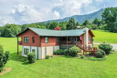 This Beautiful Cabin with Mountain views is the Perfect getaway!