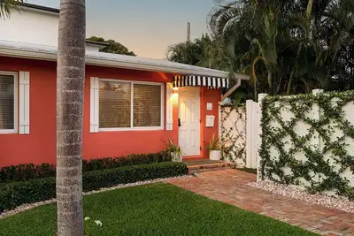 Image de Live like a local in this chic little cottage with a private porch!