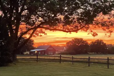 Image de Country Living in the City: Sunset Meadows