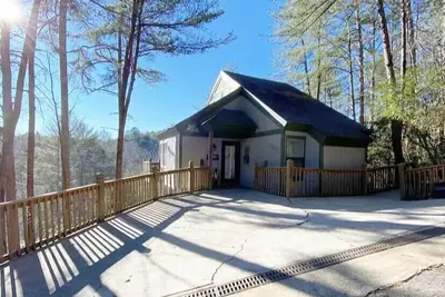 Image de Less than 5 Minutes from downtown Helen. Beautiful Views of Mt. Yonah!