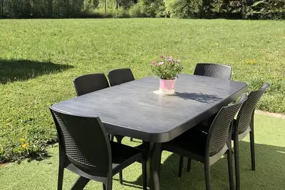 Image de Grand studio cosy avec piscine int et ext et vélos à10 mn à pieds du village