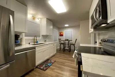 Image de 🌳Charming Brick Home 🌳 with bonus space & fenced yard for pets