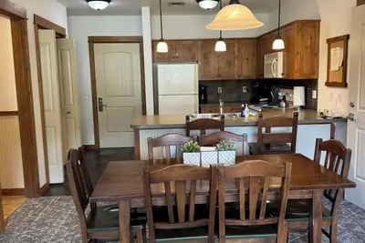 Image de Shared Roof Top Hot tub Silver Mtn adjoining studio also available separately