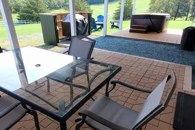 Cowboy hide-a-way cottage with hot tub on historic farm close to everything