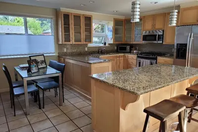 Image de Modern, spacious five bedroom home on quiet street