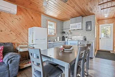 Image de Cozy Lake Front Cabin