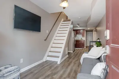 Cozy 2 Bedroom Rowhome Steps From Fells Point!