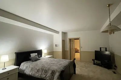 Image de Cozy 1bedroom suite with a bowling alley! Family friendly- 10 min away from mall