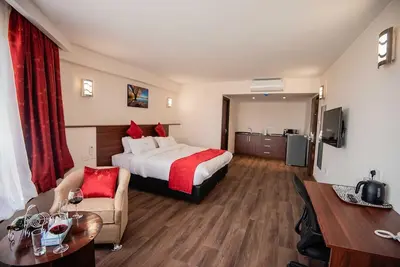 Image de Modern, Spacious King Studio with Kitchenette