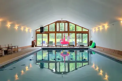 Image de Sleepover Studio w Heated Indoor Pool in Rural Wny - Up to 10 Guests - Go Bills!