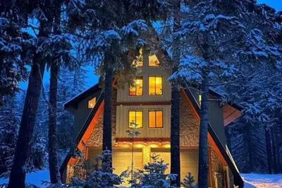 Image de Enchanted River A-Frame, a secluded retreat with game room, hot tub & yard games