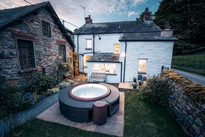 Image de Luxurious Cottage with Hot Tub. 19 miles from Windermere.