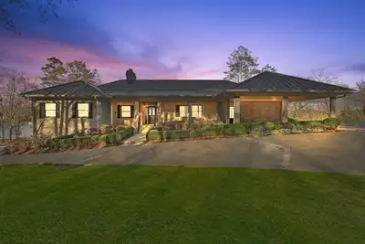 Image de This house is a 7 bedroom(s), 7 bathrooms, located in Lizella, Ga.