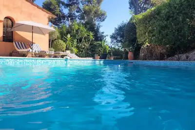 Image de Cannes: Ville et Nature. Grand Calme; propriété unique close de murs. Piscine,