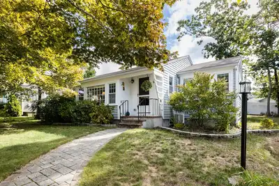 Image de Popponesset Gem! 3 bed, 1 updated bath w/outdoor shower and deck. Private beach.