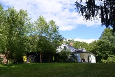 Image de Stunning Historic Farmhouse with Large Addition Overlooking Stream