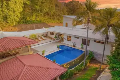 Image de Walk to Beach ~ Jacuzzi ~ Pool ~ Luxe & Spacious!