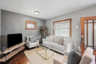 Image de Centrally located, cheerful, spacious 3-bedroom home.