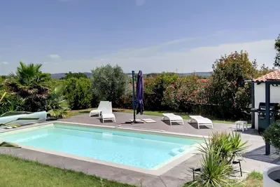 Image de Villa spacieuse, lumineuse avec piscine