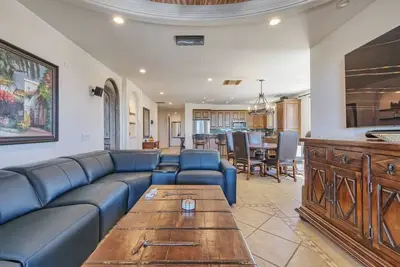 Image de Luxurious Oceanview 2-Bedroom Condo with Modern Amenities at Bella Sirena
