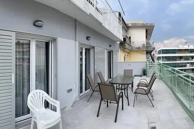 Image de Centrally located full floor apartment 2 blocks to the beach newly renovated