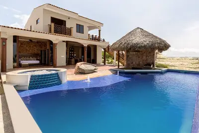 Image de Gorgeous 3 Bedroom Beachfront Villa with Swim Up Bar