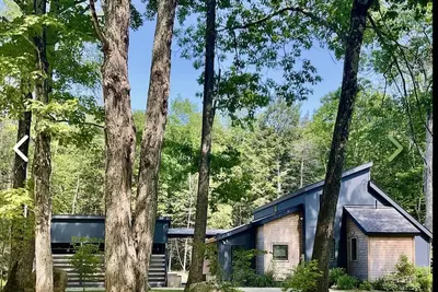 Image de Beautiful, peaceful modern home in a wooded area with town beach lake access