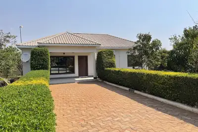 Image de Remodelled guest house; with pool, gardens and 24/7 security!