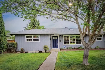 Image de La Bella Vista. Close to downtown & shopping, public transportation.