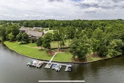 Image de Lake Oconee waterfront Townhome in great location! Perfect for large families.