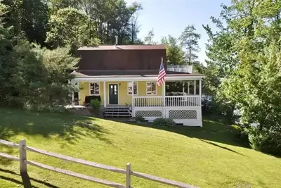 Image de Cozy four season private lakefront cottage. Located on Laurel Lake, Brackney, Pa