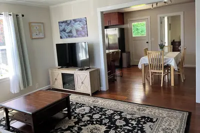 Image de Spruce Cottage Bright 3 Bedroom 2 Bath near Henderson Center. Master suite.