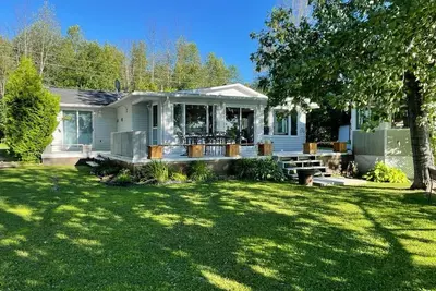 Image de Cozy Riverfront Cottage by Rideau River