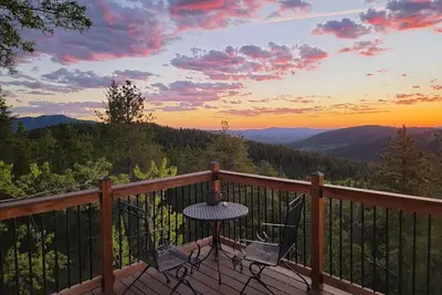 Image de The Tree House - Cozy, mountain cabin