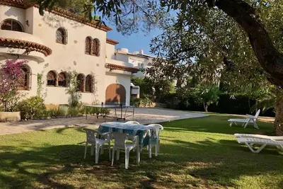 1 minute to the beach! Family-sized Garden and Bbq