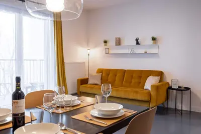Image de Stylish Apt | Free Parking | King Bed | Close to Everything