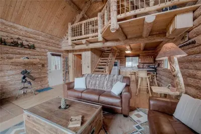 Image de Cozy Log Cabin Loft w/Hot Tub on 5 wooded acres