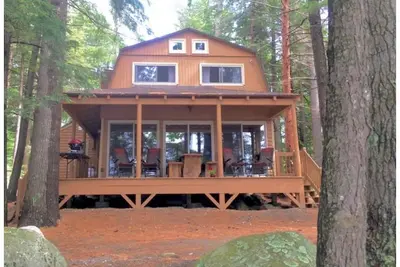 Image de Famous cottage directly on 100' private shoreline of pristine lake.