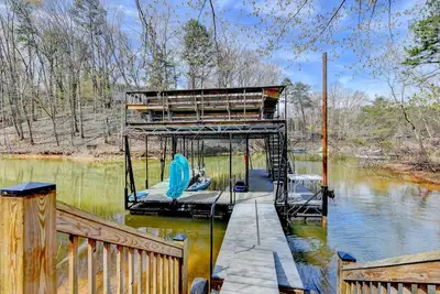 lake lanier lakefront with private dock, king bed, pet friendly