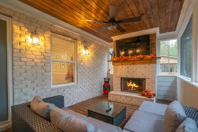 Image de Hot-Tub+Game Room-Screened in Back deck with Fireplace-Walk to Helen