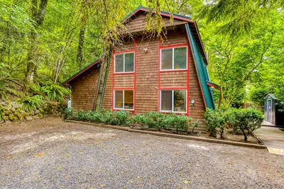 Image de Lodge-inspired family-friendly home w/hot tub, grill, fireplace, & washer/dryer