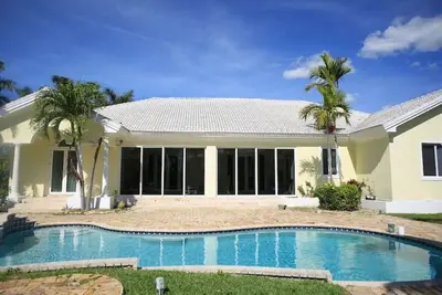 Image de Upscale private house.