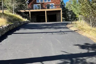 Image de 3 Br +Loft + 2 Bathroom Mtn Cabin w/ Hot Tub - New Deck and Paved Driveway!