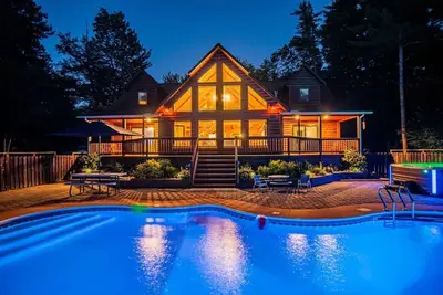 Image de Cozy Secluded Lodge ~ Hottub/Pool/Sauna/Gameroom