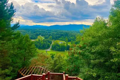 Image de Smokey Mountain Dreaming - mountain views, hot tub & much more! !